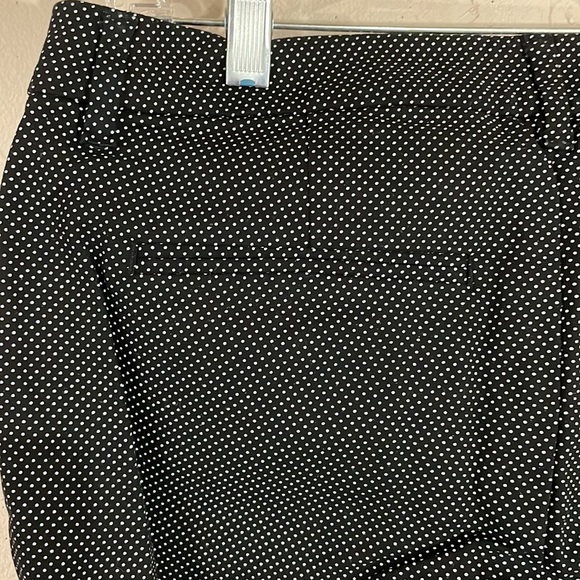 Old Navy Capri Black & White Polka Dot Pants. Size 2. - Picture 3 of 5